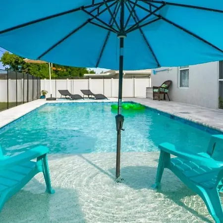 Twin Home With Amazing Pool In Downtown Cape